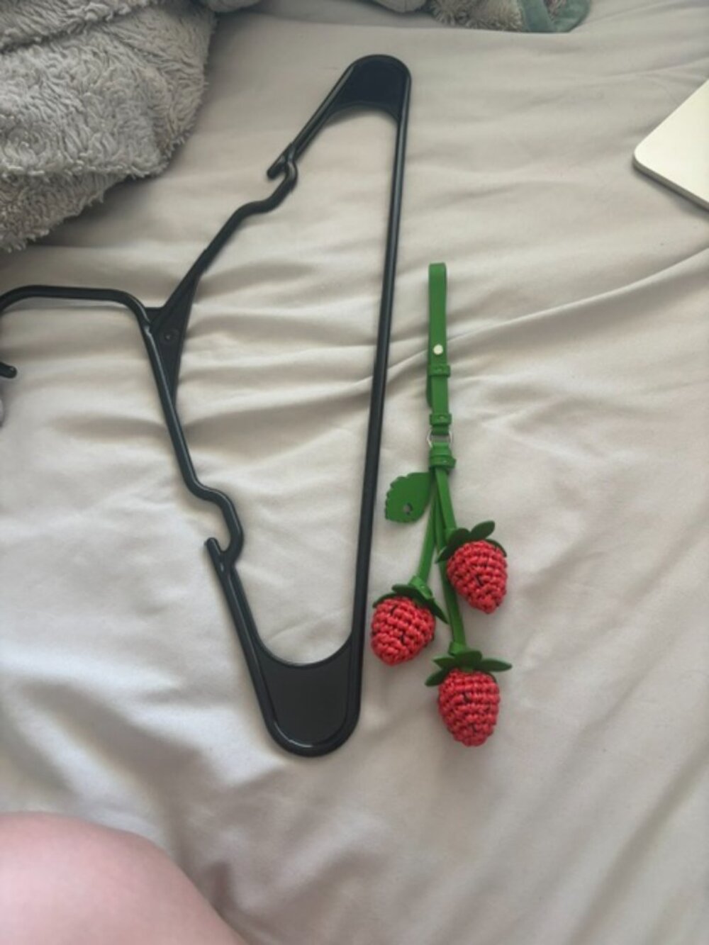 Kate Spade Charmed Strawberry crochet bag charm - Picture 4 of 6